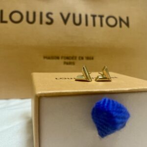 オフィス　ピアス　どこまで